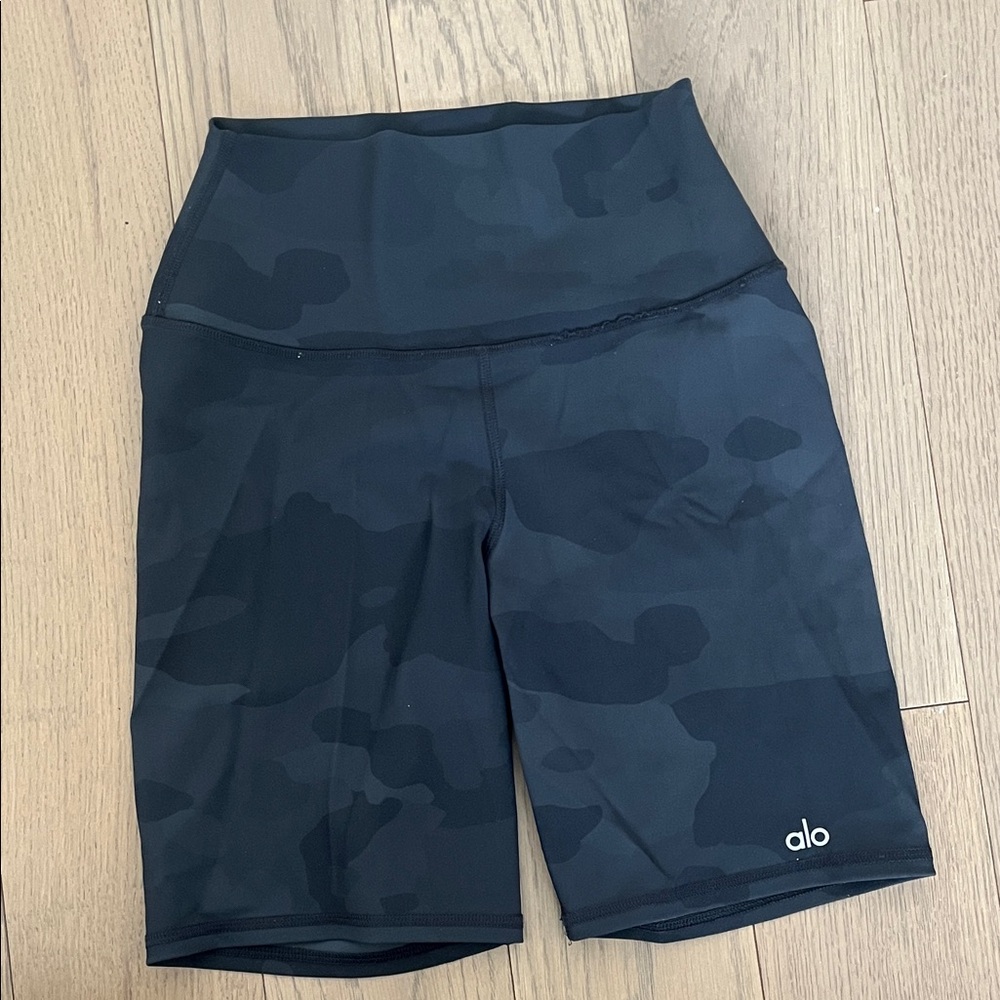 ALO Yoga Women's Dark Camo Bike Shorts